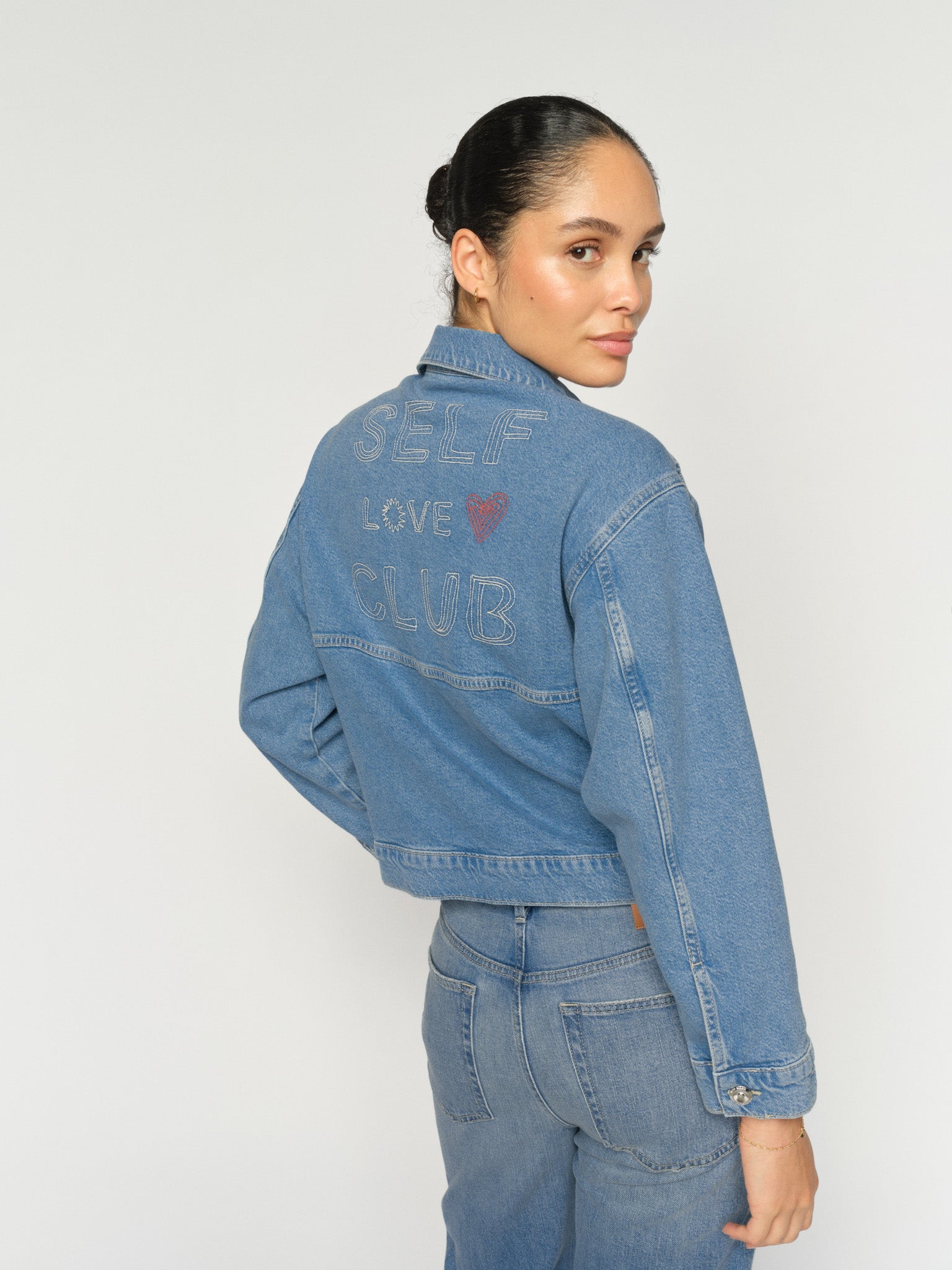 Modelshot / Light Blue / Detail